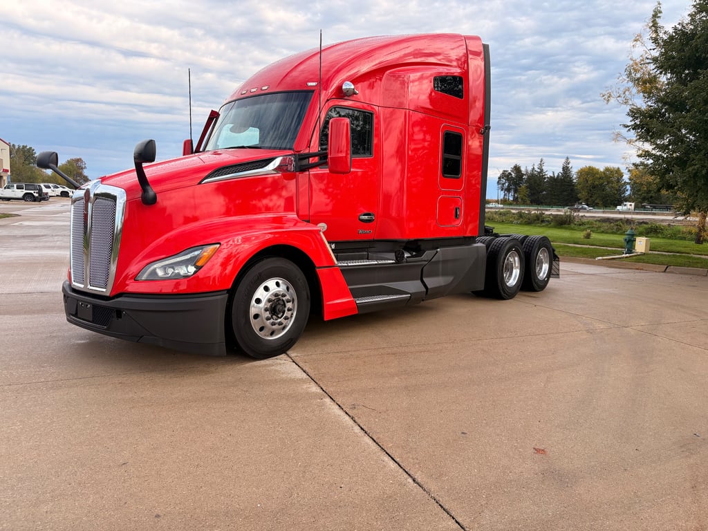 2022 Kenworth T680 in Cedar Rapids, IA — photo 6