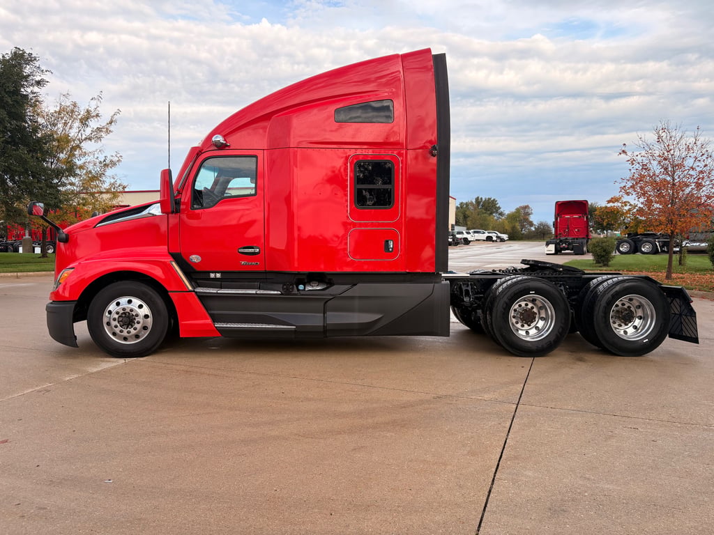 2022 Kenworth T680 in Cedar Rapids, IA — photo 7