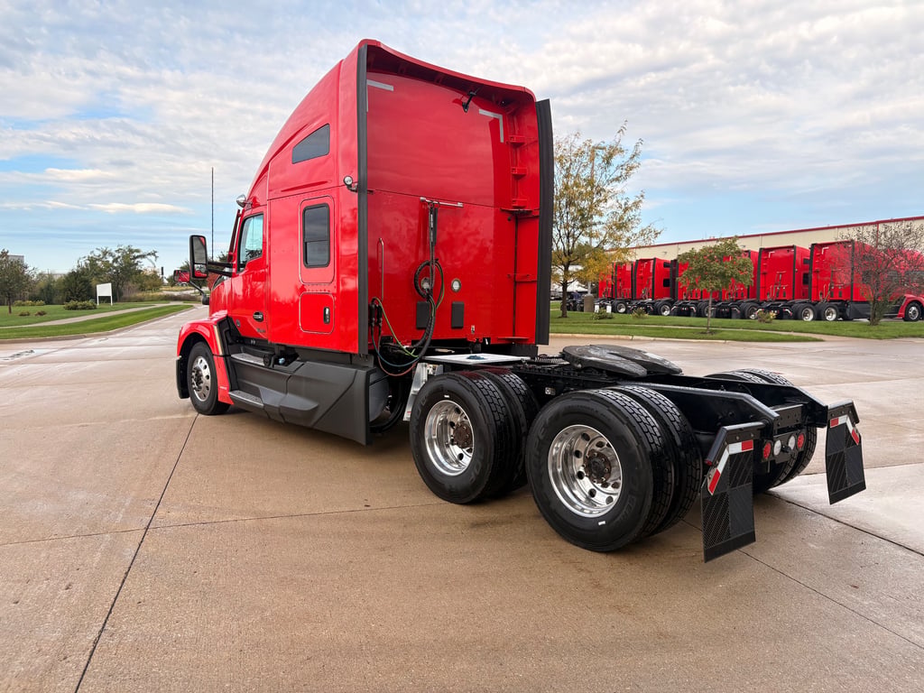 2022 Kenworth T680 in Cedar Rapids, IA — photo 8