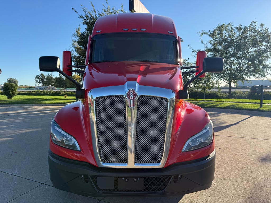2023 Kenworth T680 in Cedar Rapids, IA — photo 6