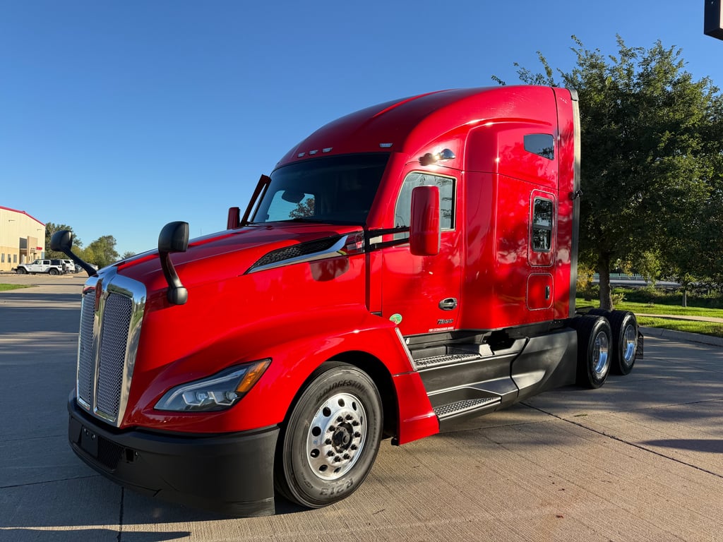 2023 Kenworth T680 in Cedar Rapids, IA — photo 2