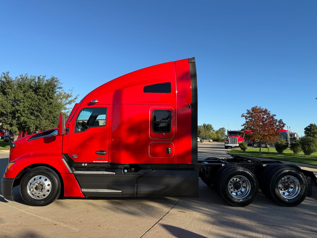 2023 Kenworth T680 in Cedar Rapids, IA — photo 8