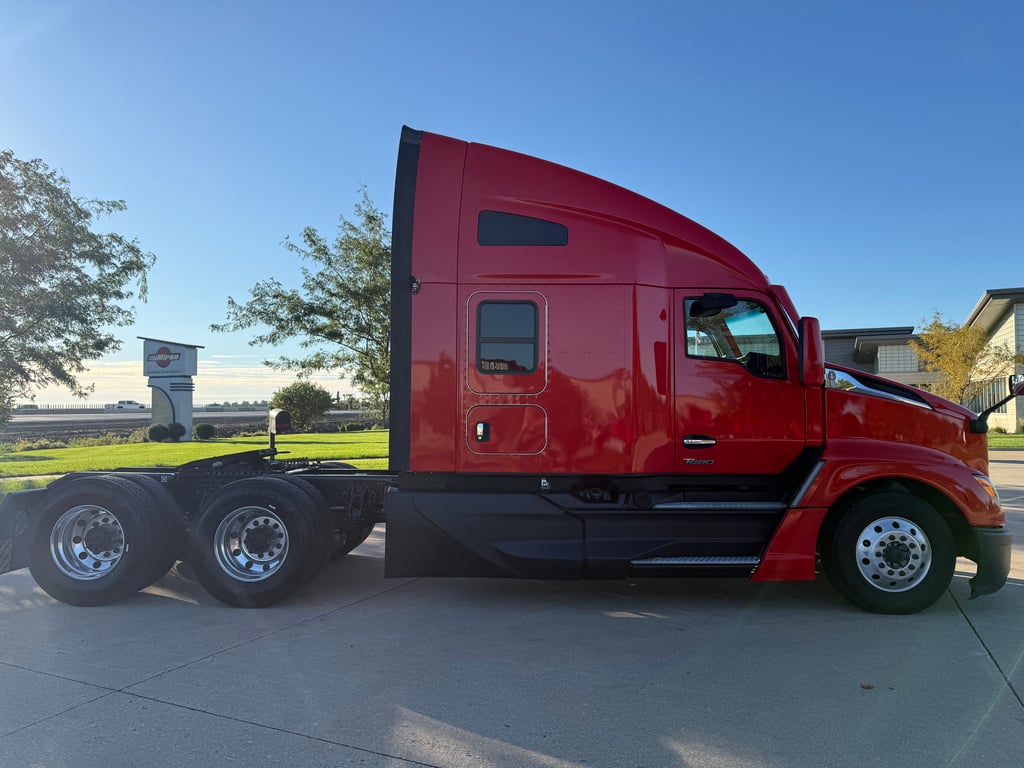 2023 Kenworth T680 in Cedar Rapids, IA — photo 7