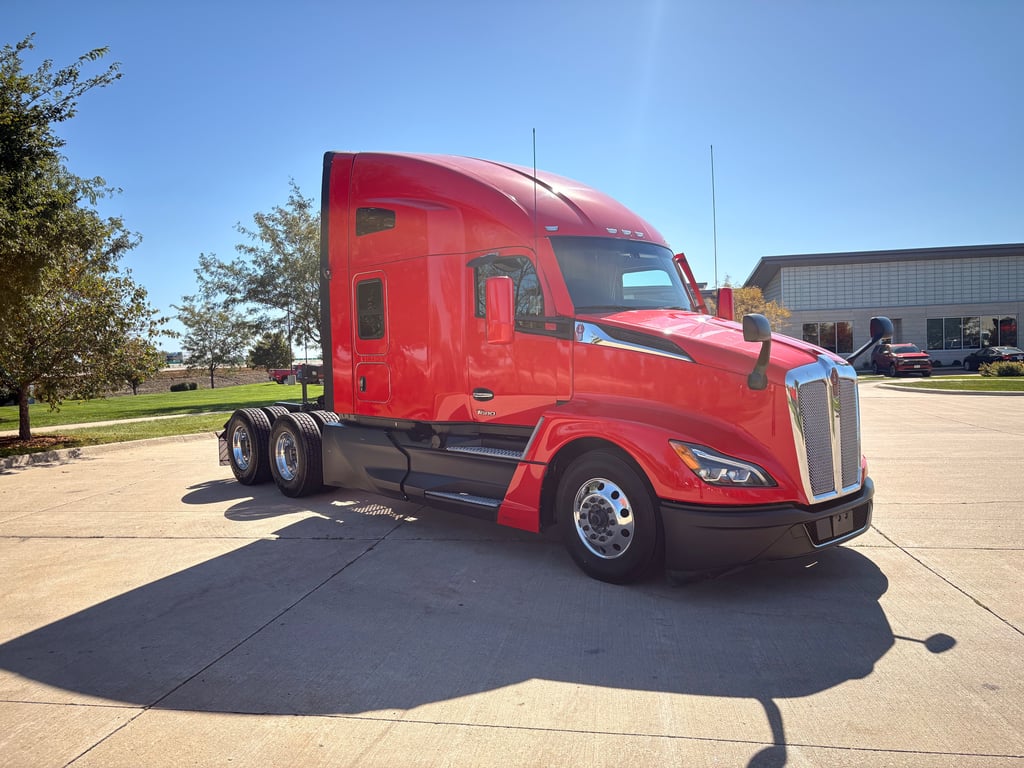 2023 Kenworth T680 in Cedar Rapids, IA