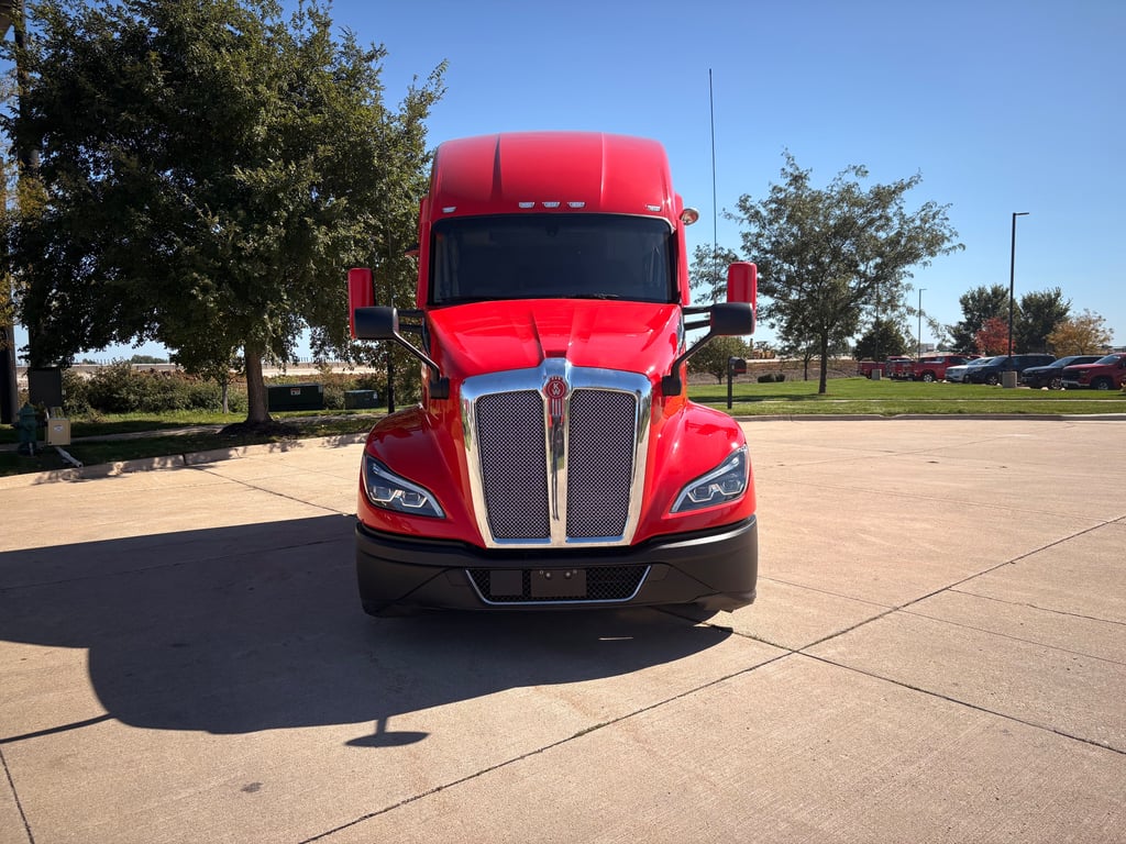 2023 Kenworth T680 in Cedar Rapids, IA — photo 2