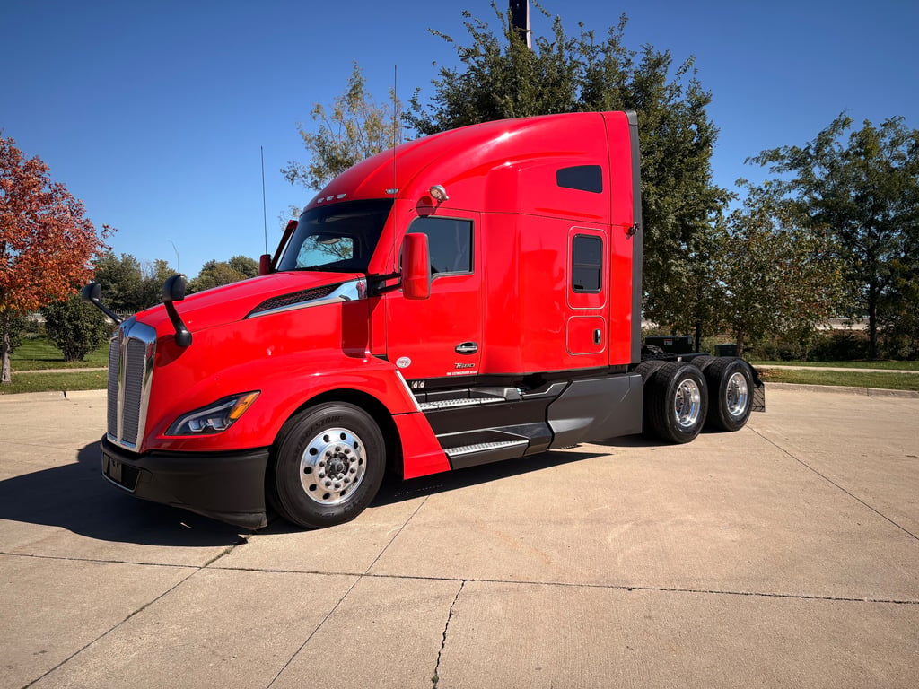 2023 Kenworth T680 in Cedar Rapids, IA — photo 3