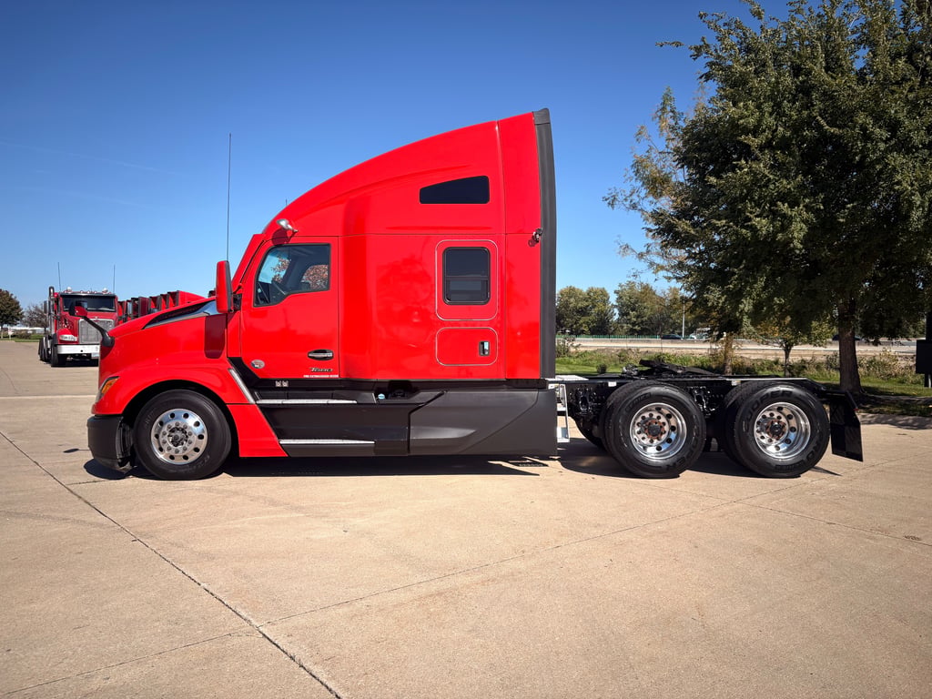 2023 Kenworth T680 in Cedar Rapids, IA — photo 4