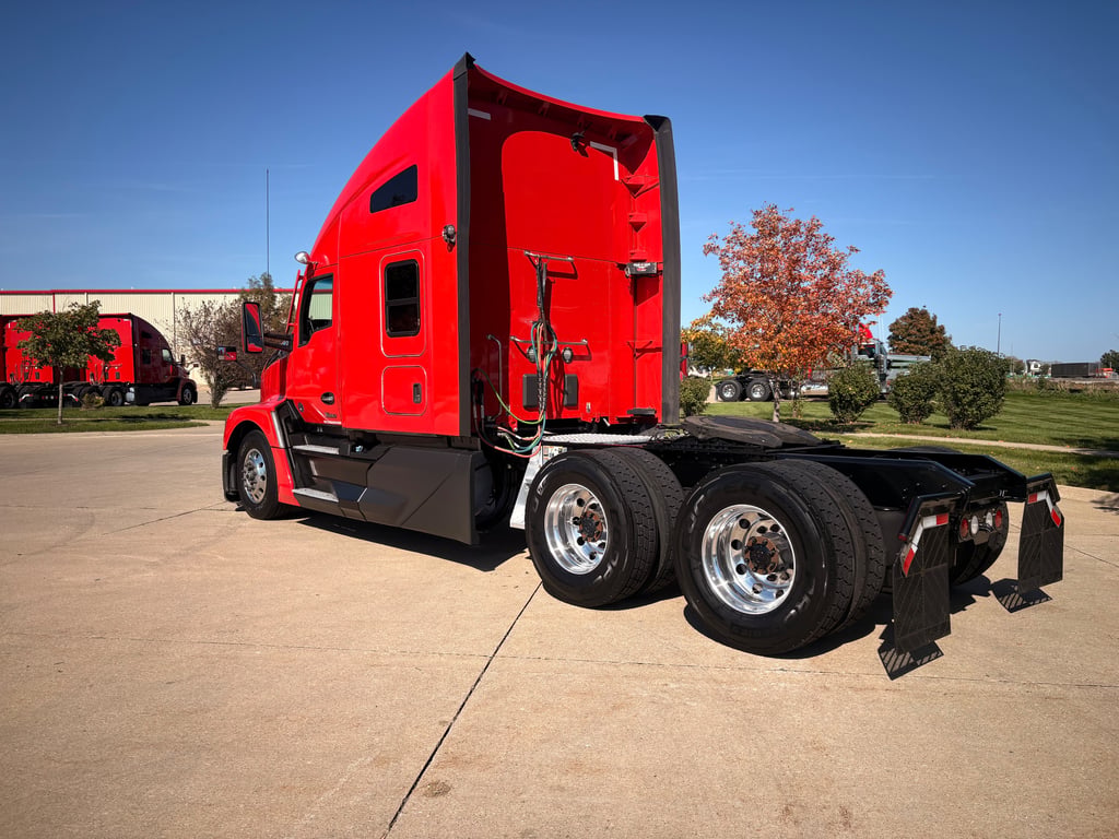 2023 Kenworth T680 in Cedar Rapids, IA — photo 5