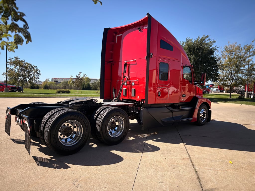 2023 Kenworth T680 in Cedar Rapids, IA — photo 7