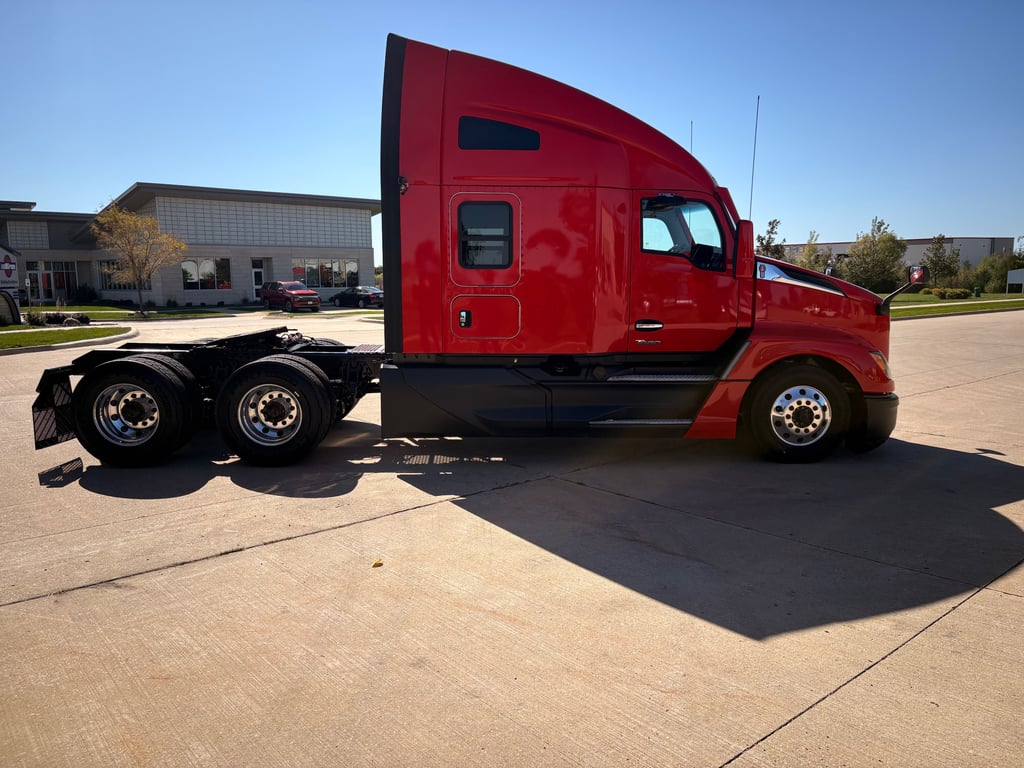 2023 Kenworth T680 in Cedar Rapids, IA — photo 8