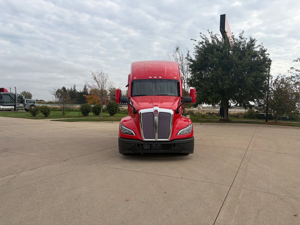 2023 Kenworth T680 in Cedar Rapids, IA — photo 7