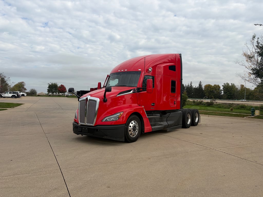2023 Kenworth T680 in Cedar Rapids, IA — photo 2