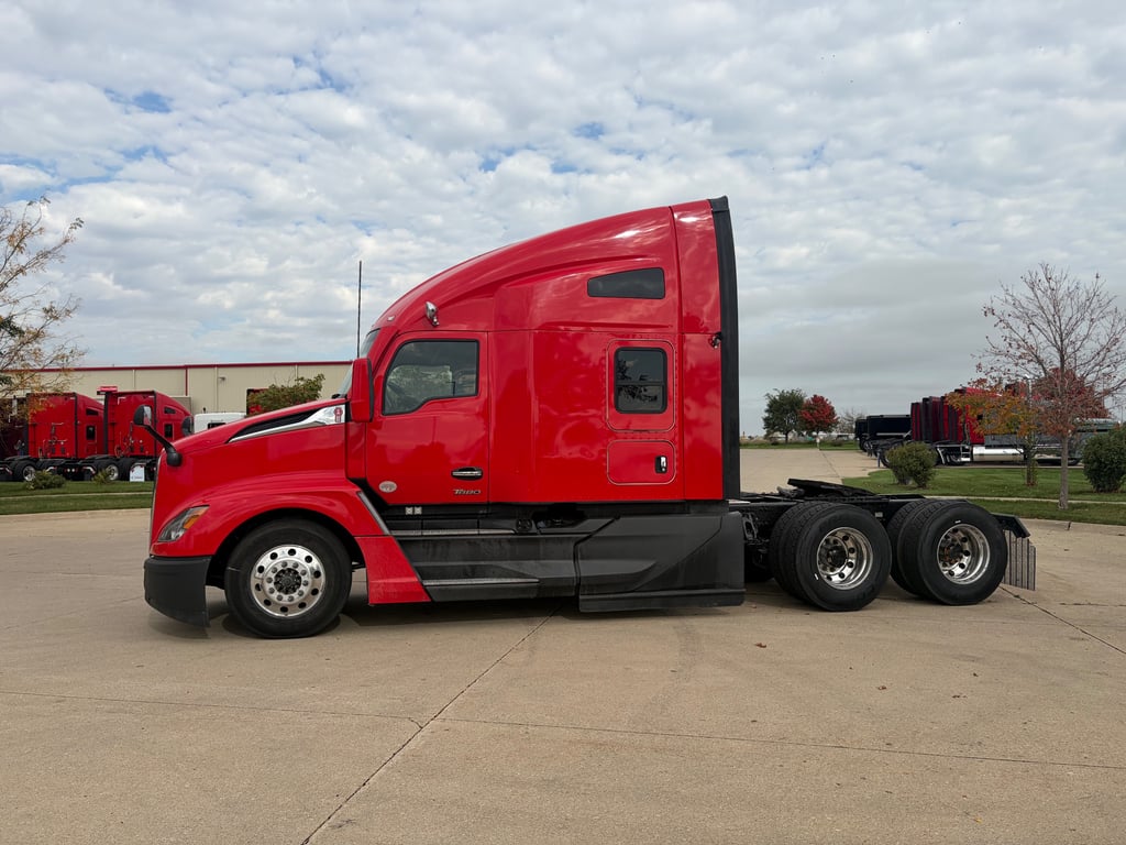 2023 Kenworth T680 in Cedar Rapids, IA — photo 8