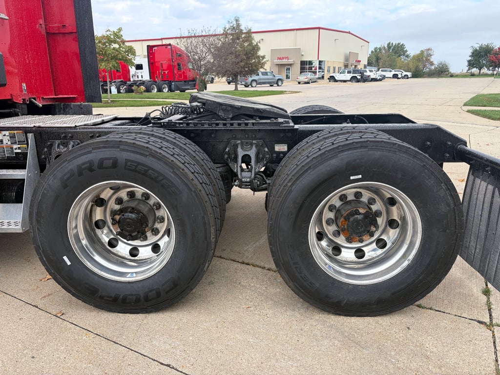2023 Kenworth T680 in Cedar Rapids, IA — photo 4