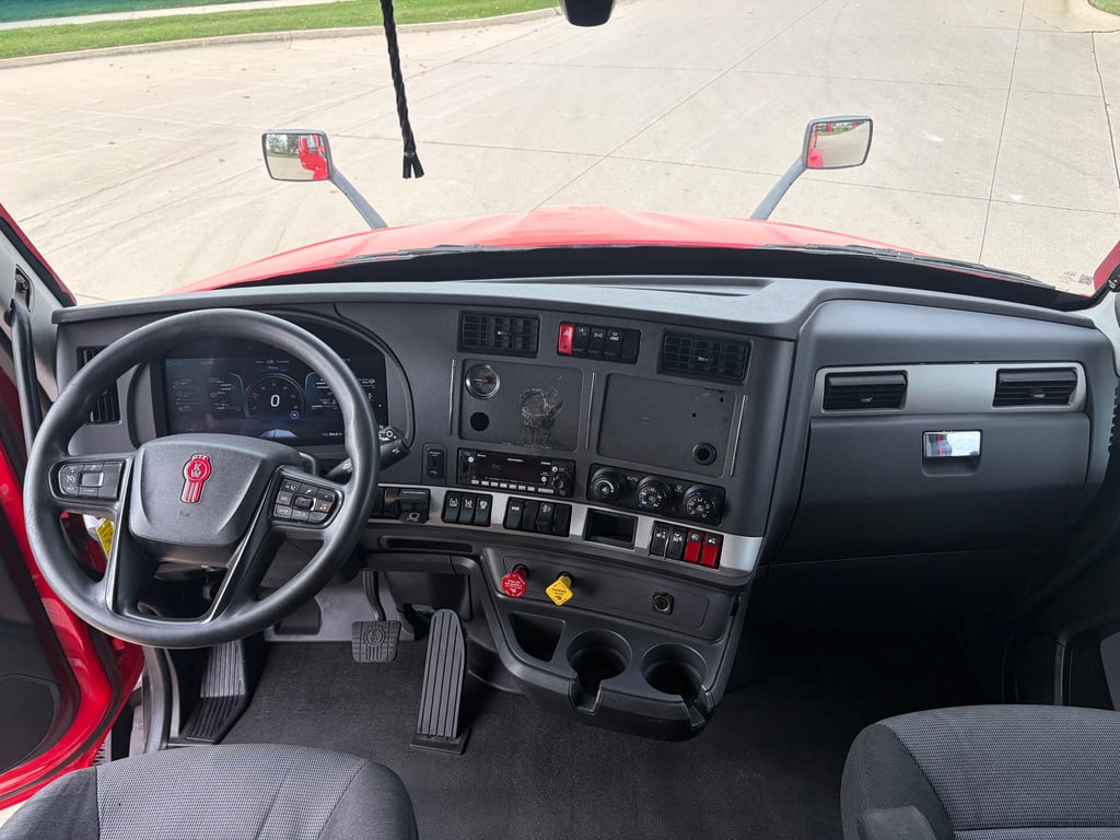 2023 Kenworth T680 in Cedar Rapids, IA — photo 3