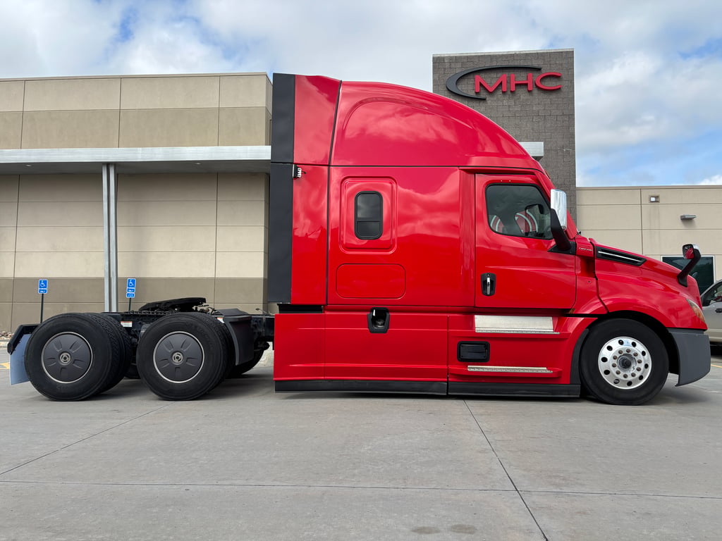 2023 Freightliner Cascadia in Omaha, NE — photo 7