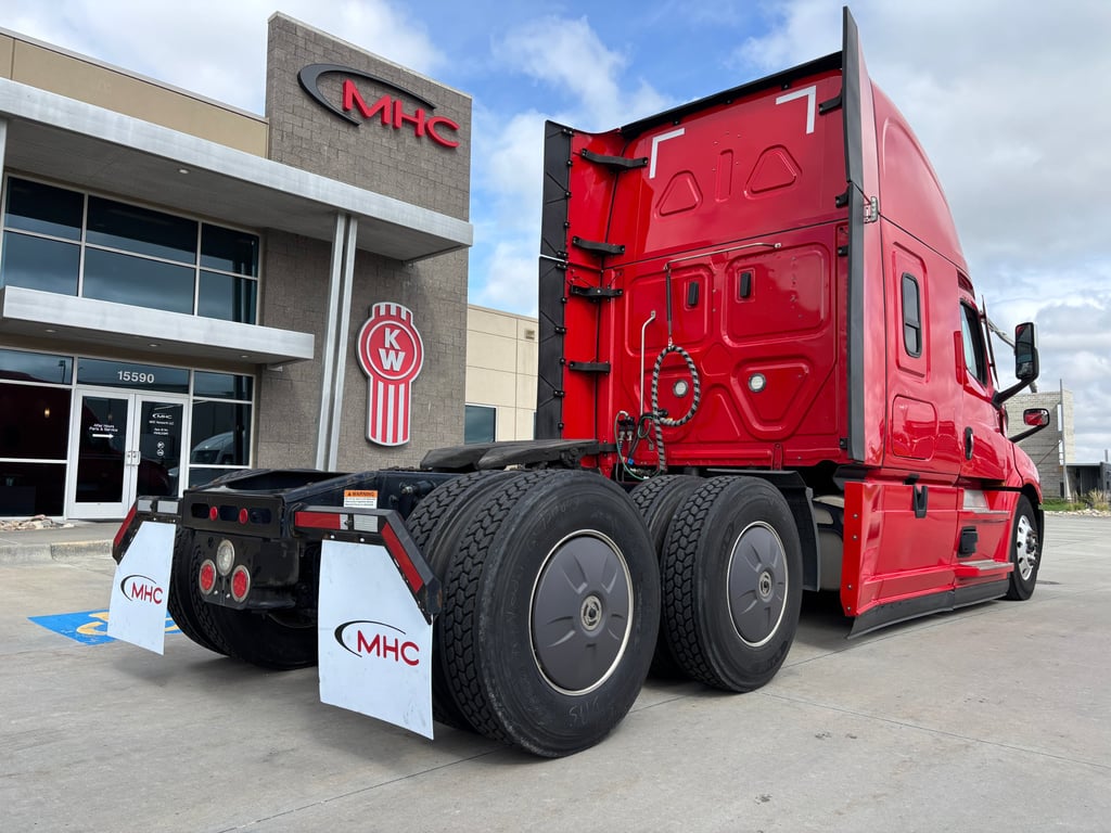 2023 Freightliner Cascadia in Omaha, NE — photo 8
