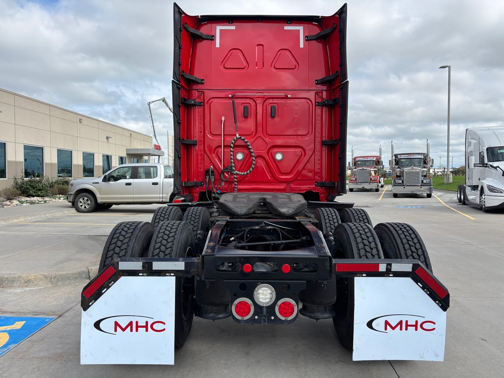 2023 Freightliner Cascadia in Omaha, NE — photo 5