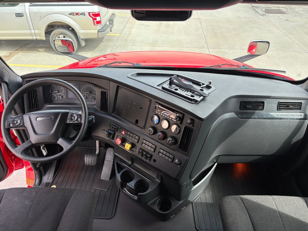 2023 Freightliner Cascadia in Omaha, NE — photo 3