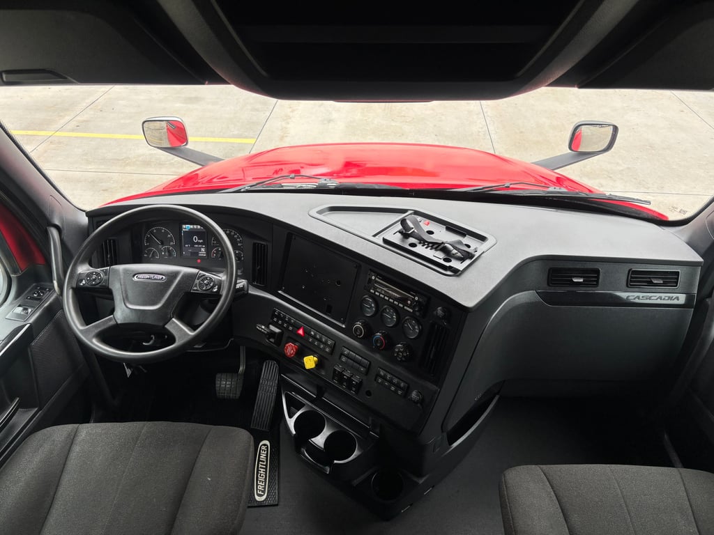 2023 Freightliner Cascadia in Omaha, NE — photo 3