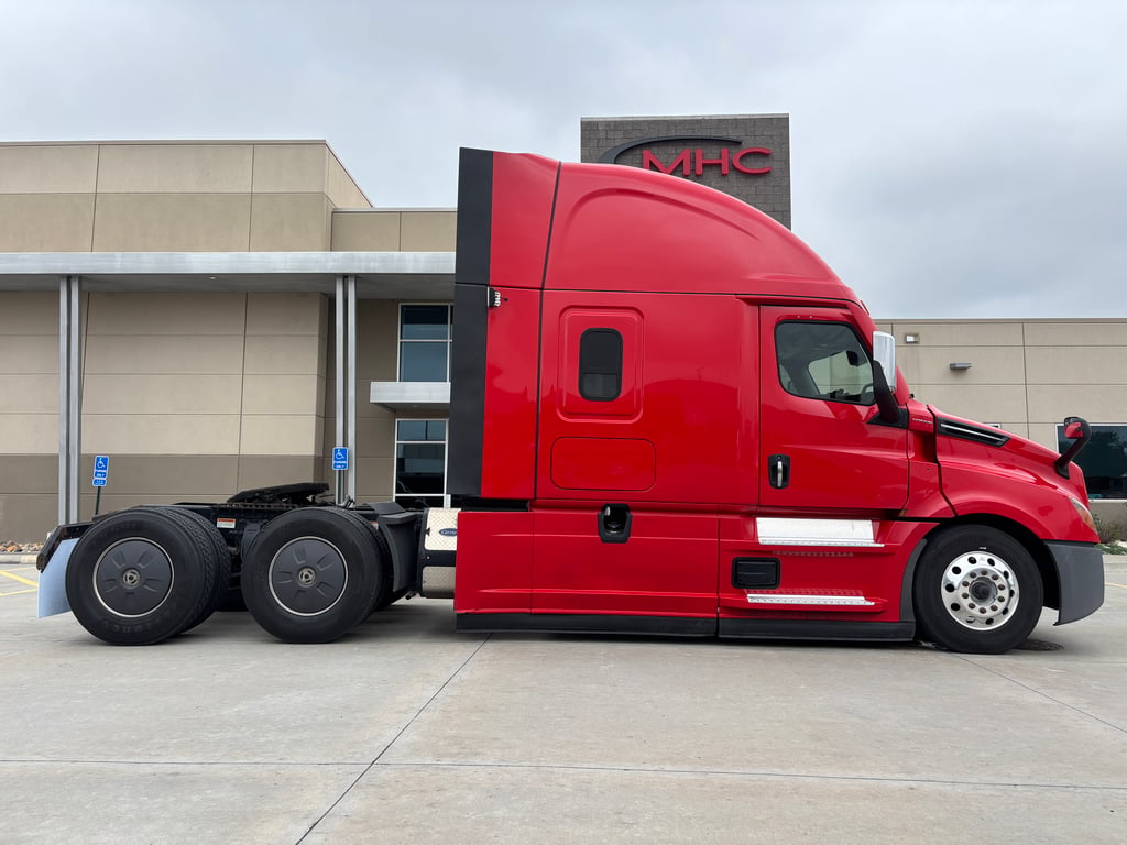 2023 Freightliner Cascadia in Omaha, NE — photo 6
