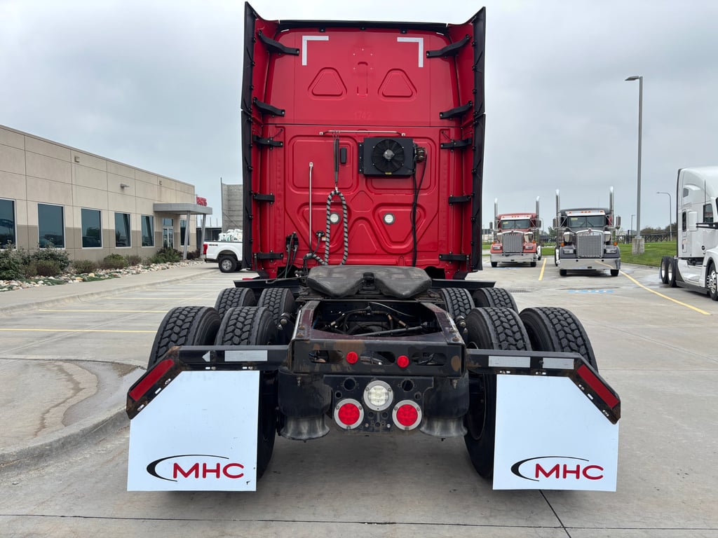 2023 Freightliner Cascadia in Omaha, NE — photo 4