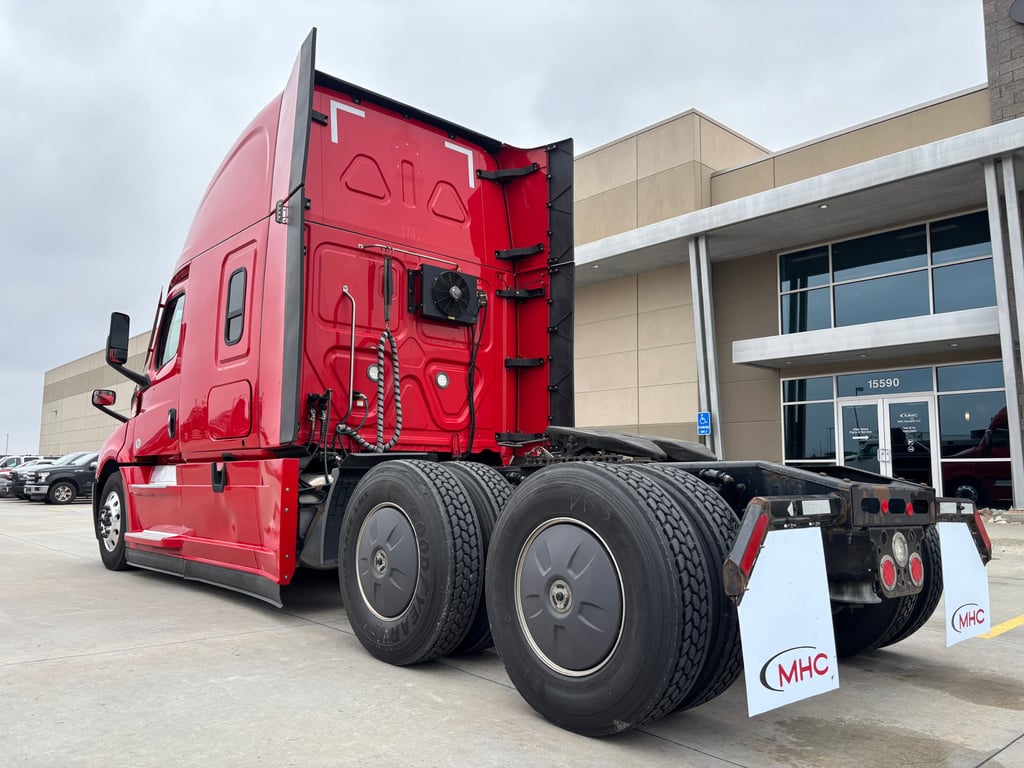 2023 Freightliner Cascadia in Omaha, NE — photo 8