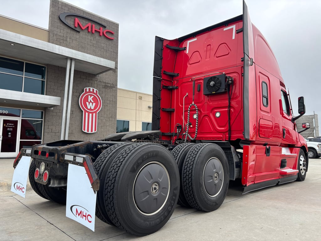 2023 Freightliner Cascadia in Omaha, NE — photo 6
