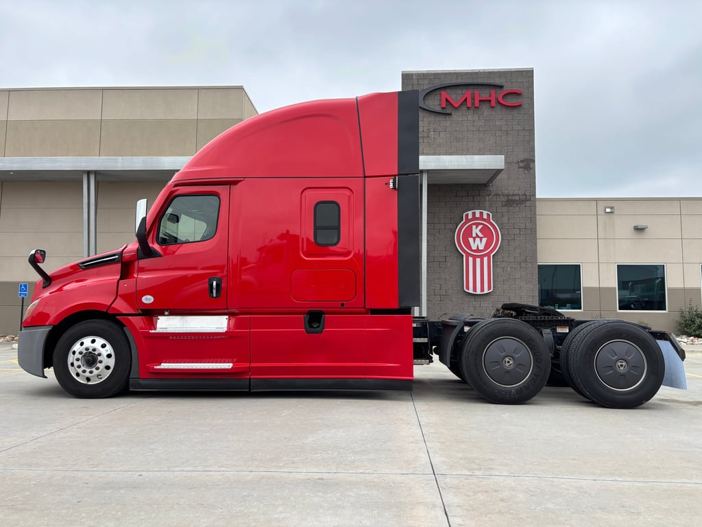 2023 Freightliner Cascadia in Omaha, NE — photo 8