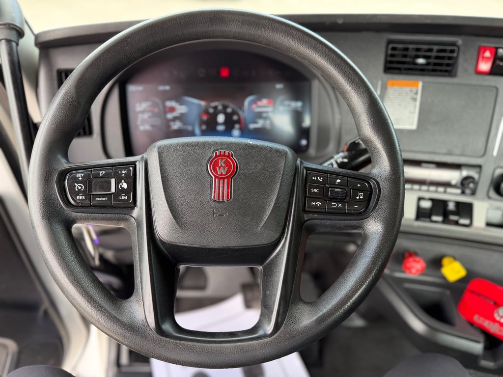 2024 Kenworth T880 in Fort Worth, TX — photo 3