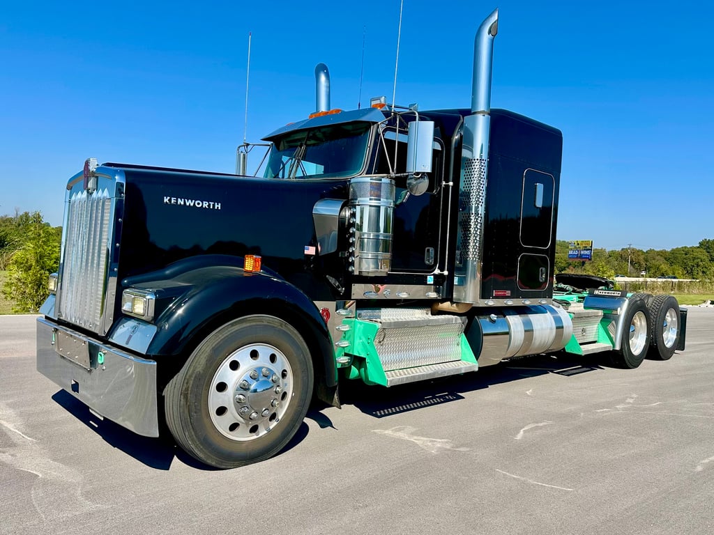 2024 Kenworth W900 in Springdale, AR — photo 2