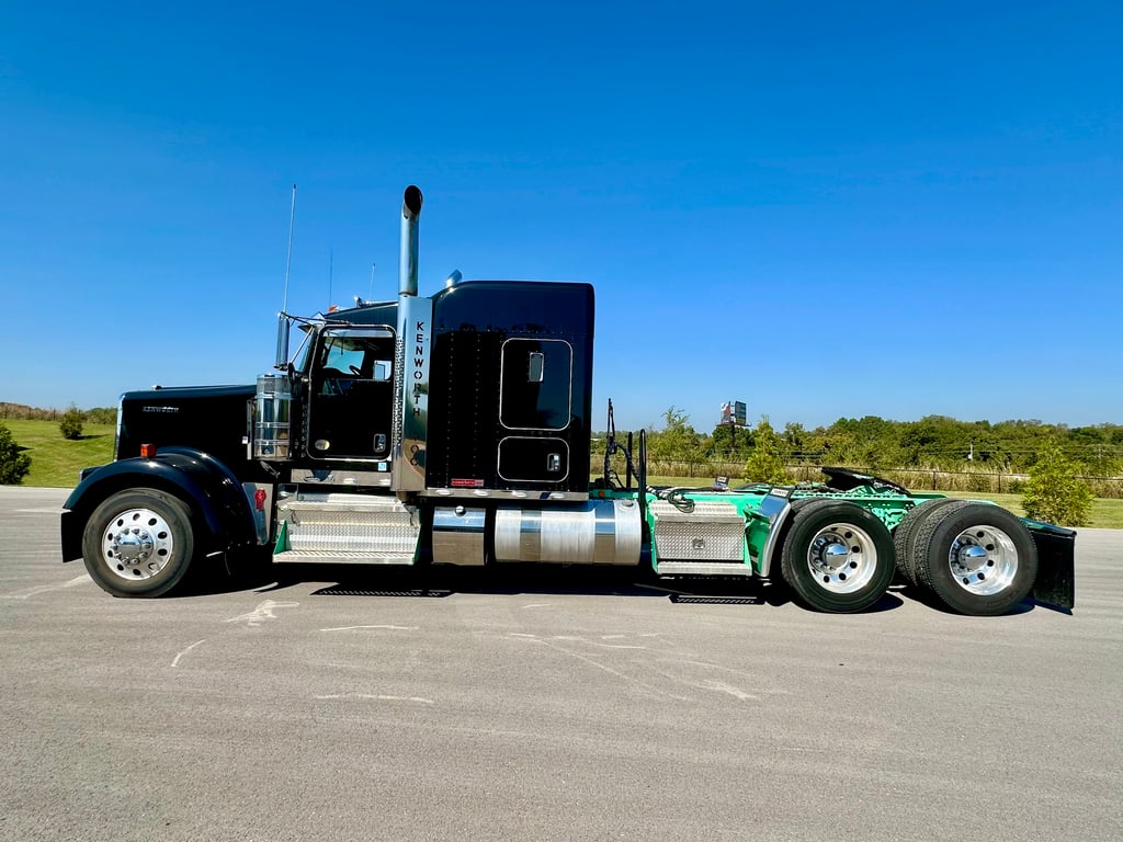 2024 Kenworth W900 in Springdale, AR — photo 4