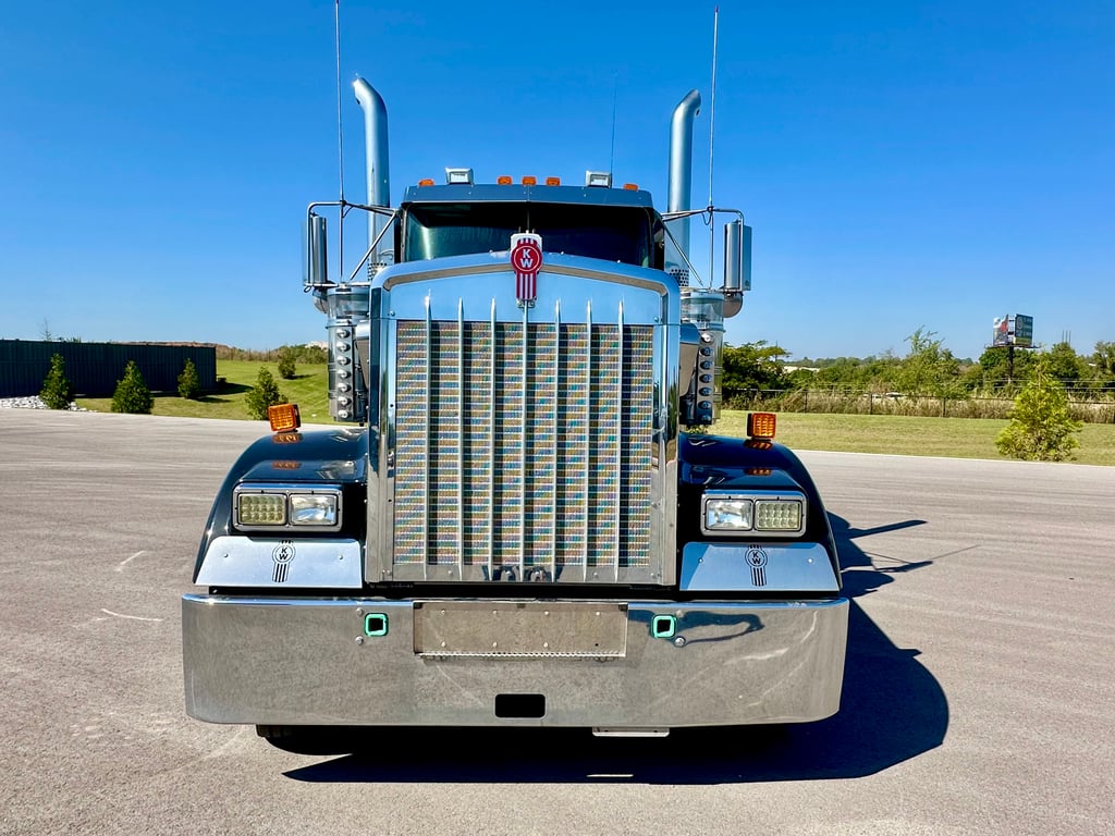 2024 Kenworth W900 in Springdale, AR — photo 3
