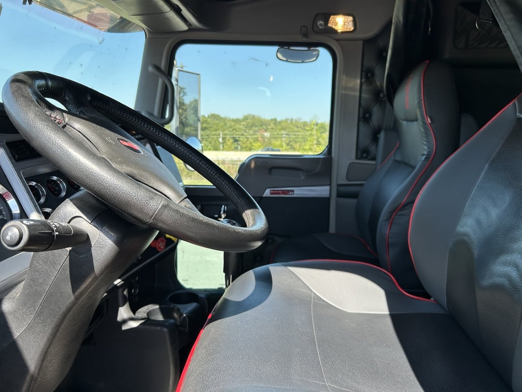 2024 Kenworth W900 in Springdale, AR — photo 3