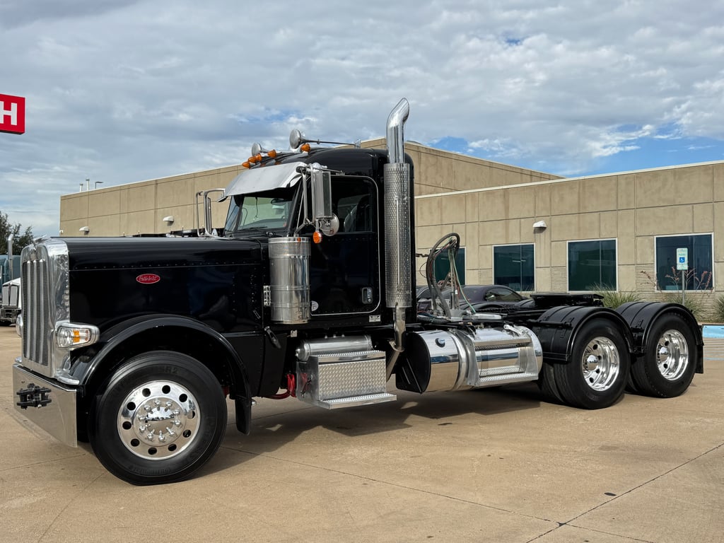 2024 Peterbilt 389 in Dallas, TX — photo 8