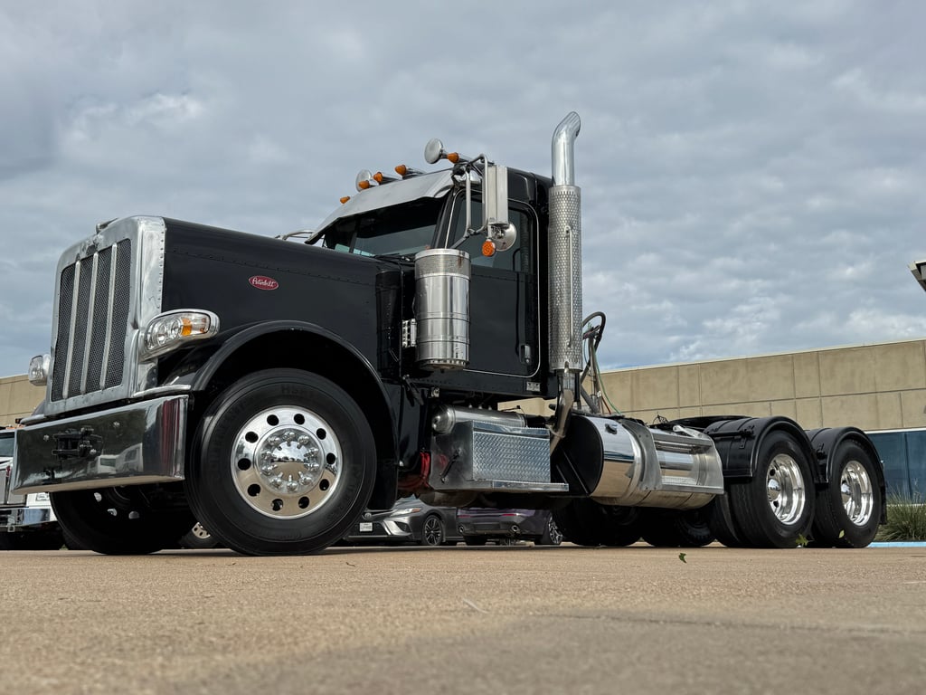 2024 Peterbilt 389 in Dallas, TX — photo 2