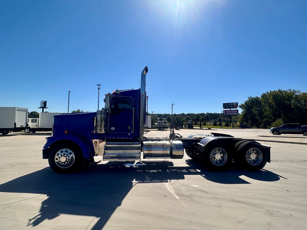 2021 Kenworth W900 in Charlotte — photo 2