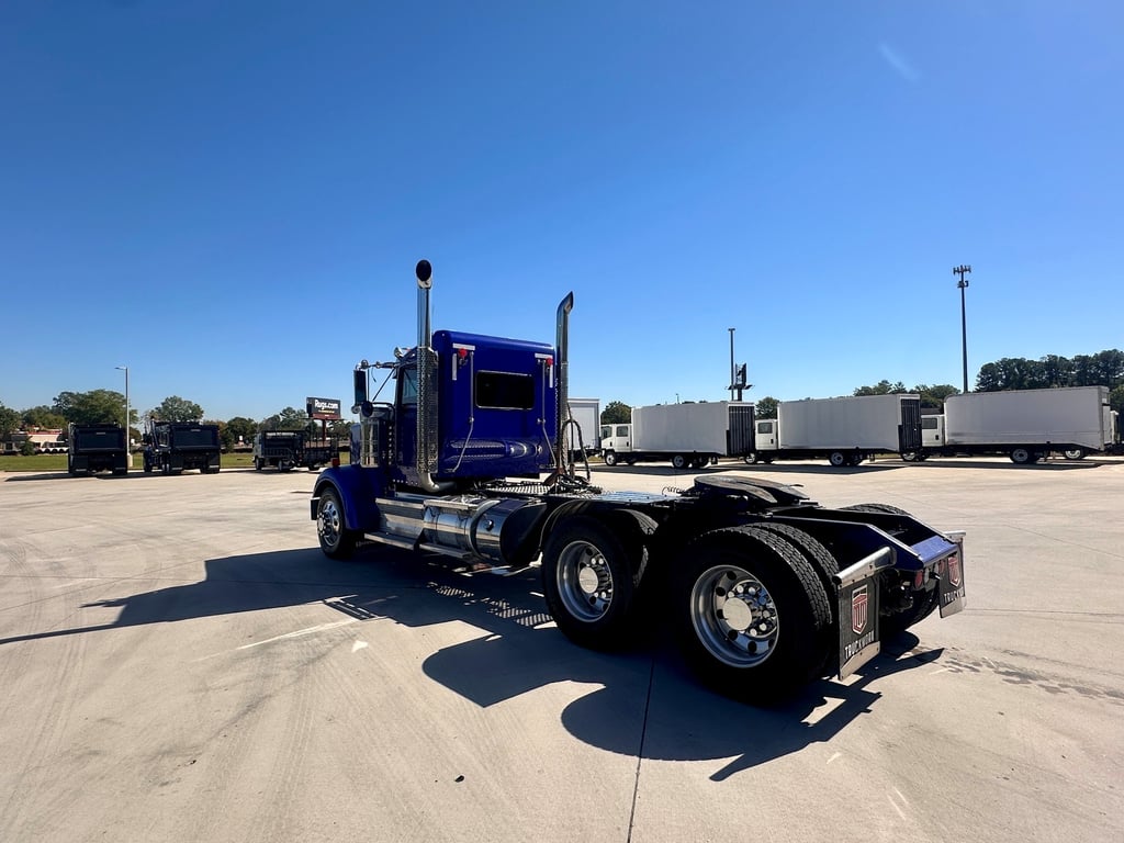 2021 Kenworth W900 in Charlotte — photo 3