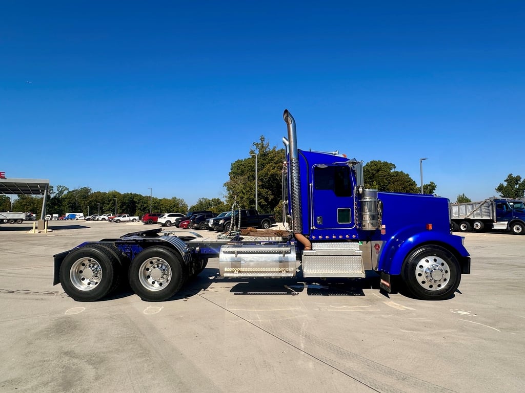 2021 Kenworth W900 in Charlotte — photo 8