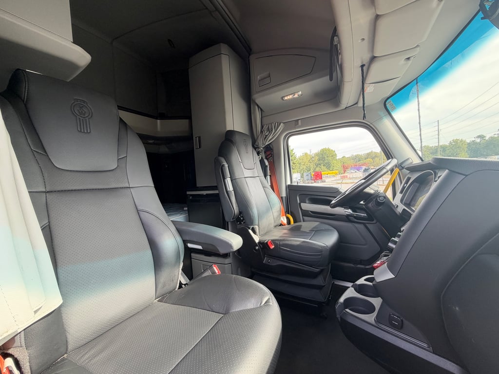 2023 Kenworth T680 in Atlanta — photo 3