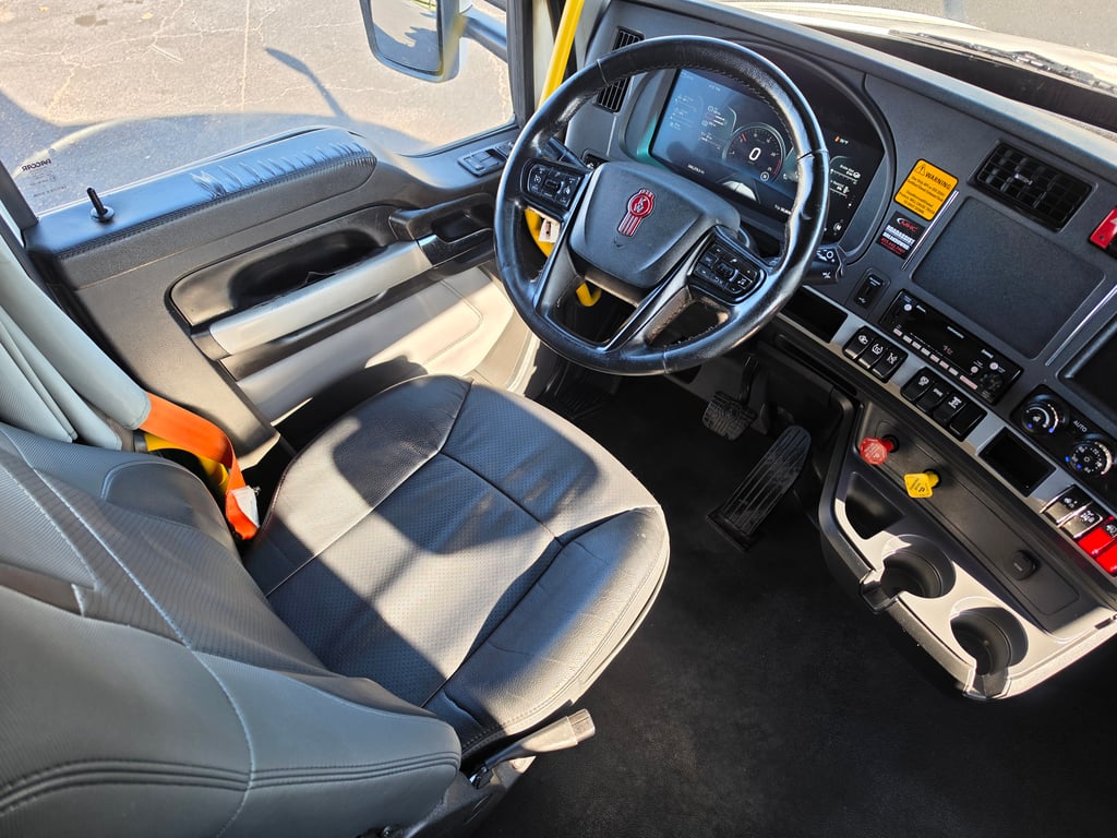 2023 Kenworth T680 in Memphis, TN — photo 3