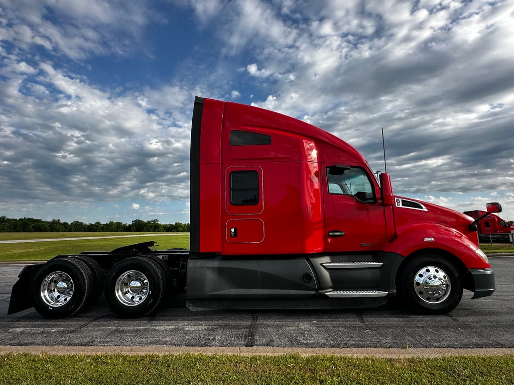 2022 Kenworth T680 in Joplin, MO — photo 2