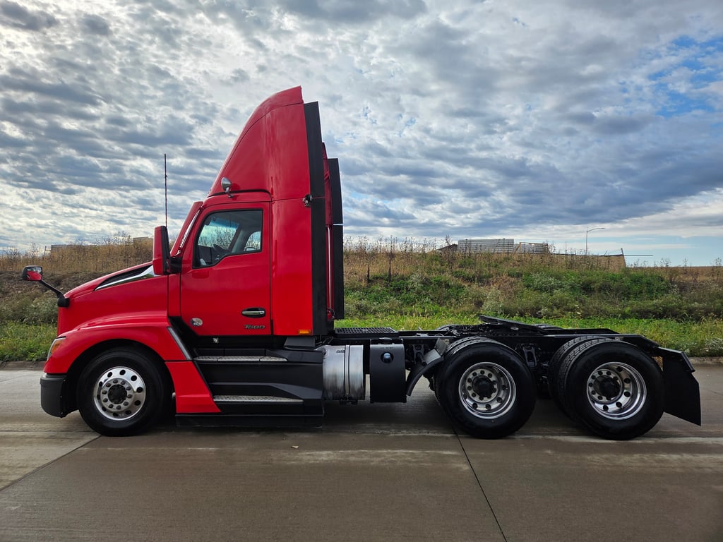 2023 Kenworth T680 in Cedar Rapids, IA — photo 7