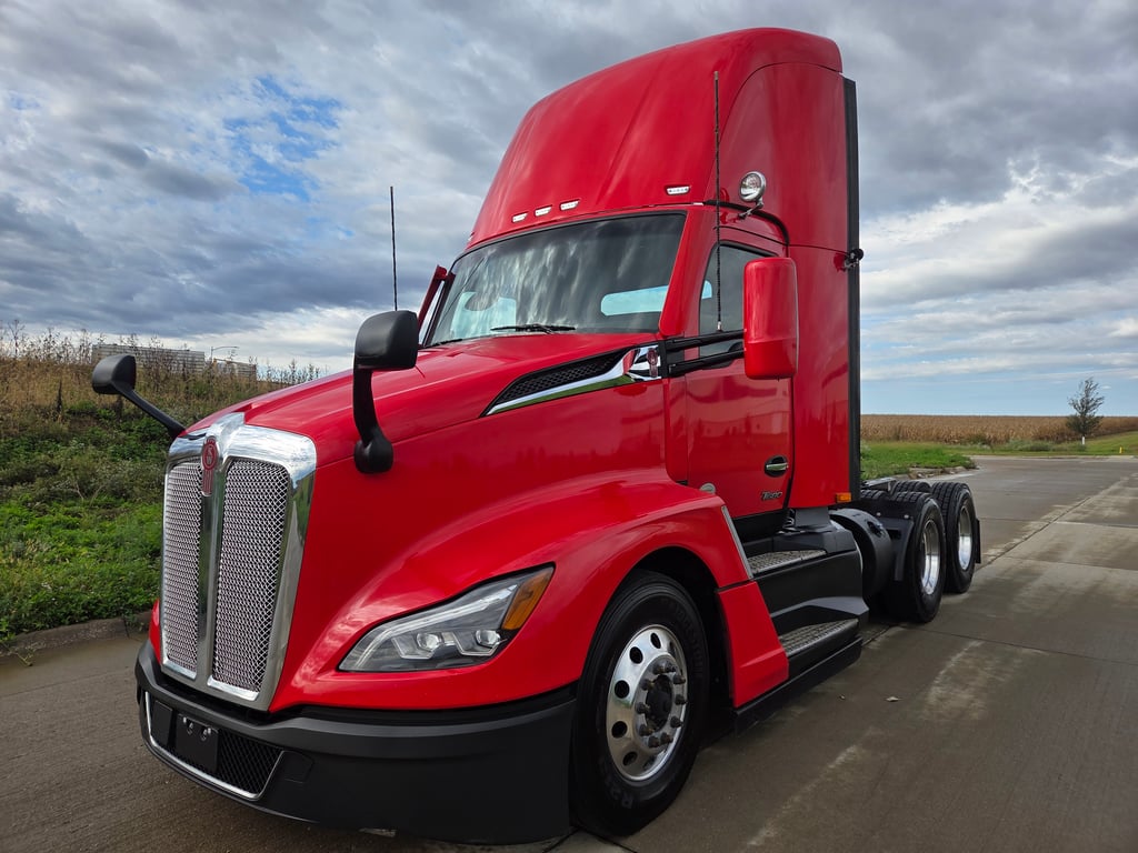 2023 Kenworth T680 in Cedar Rapids, IA — photo 2