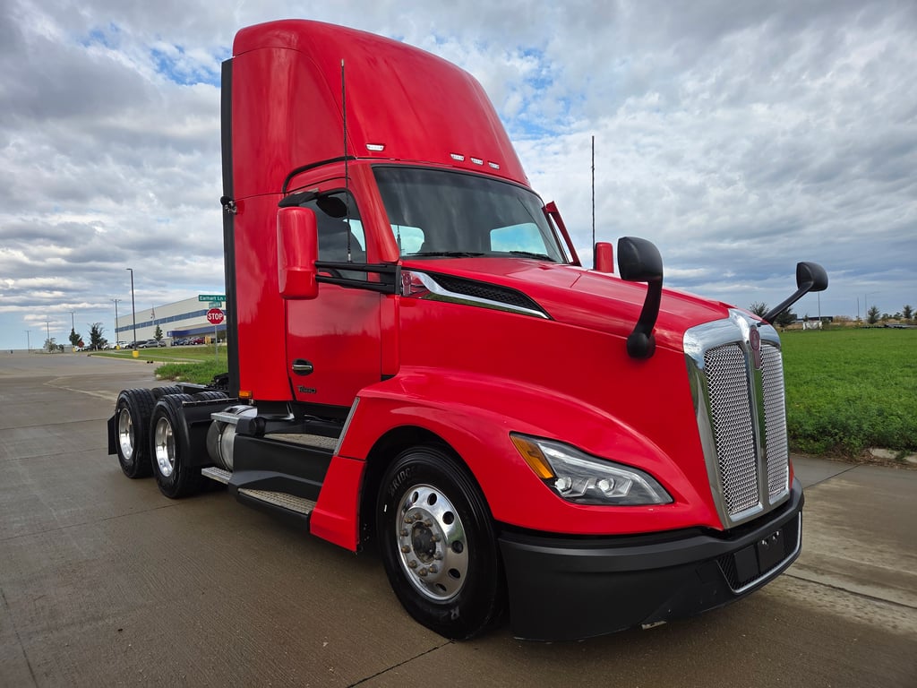 2023 Kenworth T680 in Cedar Rapids, IA
