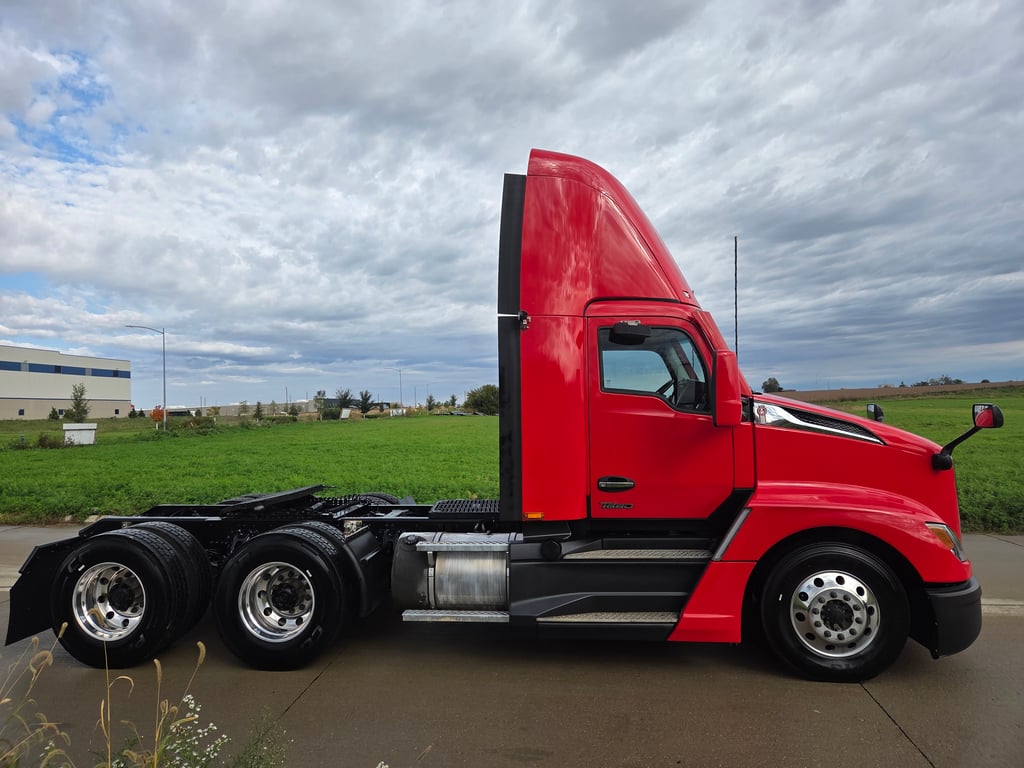 2023 Kenworth T680 in Cedar Rapids, IA — photo 8