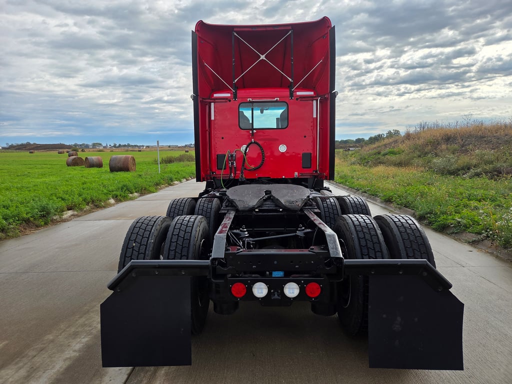 2023 Kenworth T680 in Cedar Rapids, IA — photo 5