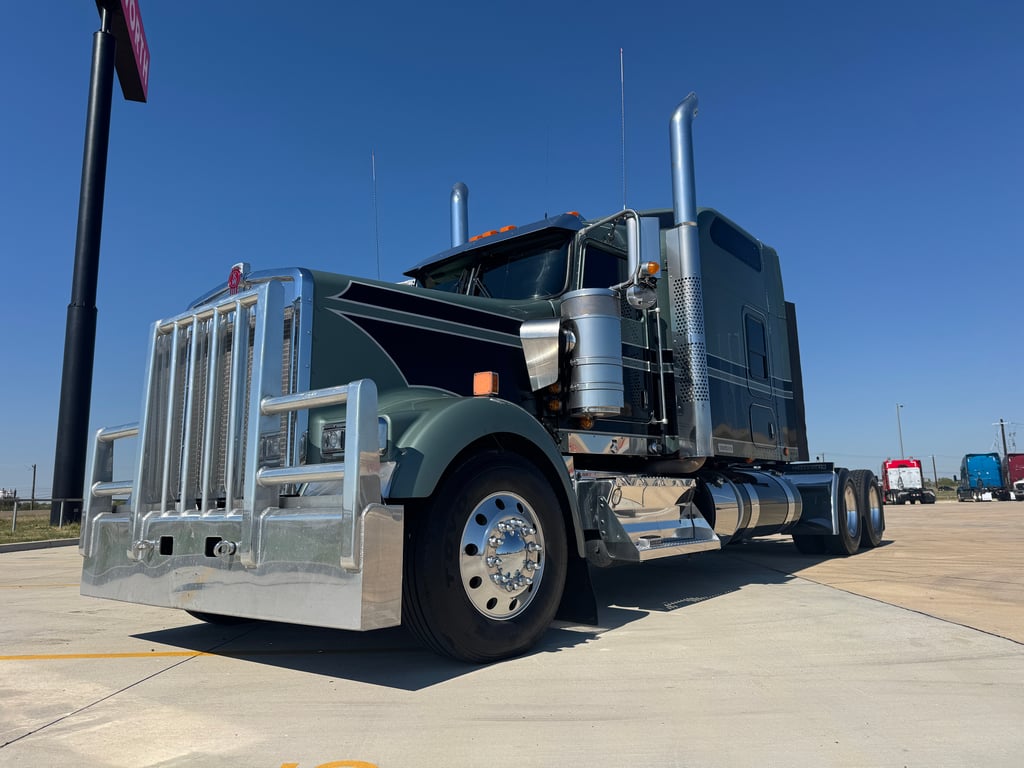 2025 Kenworth W900 in Denton — photo 2