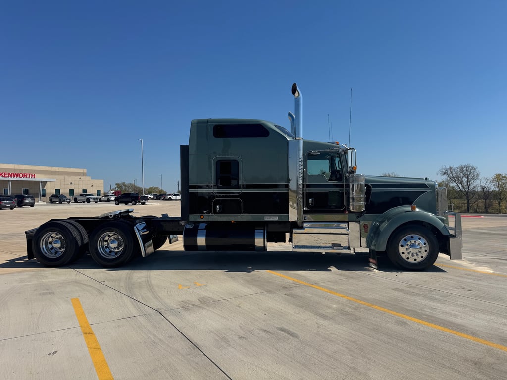 2025 Kenworth W900 in Denton — photo 8
