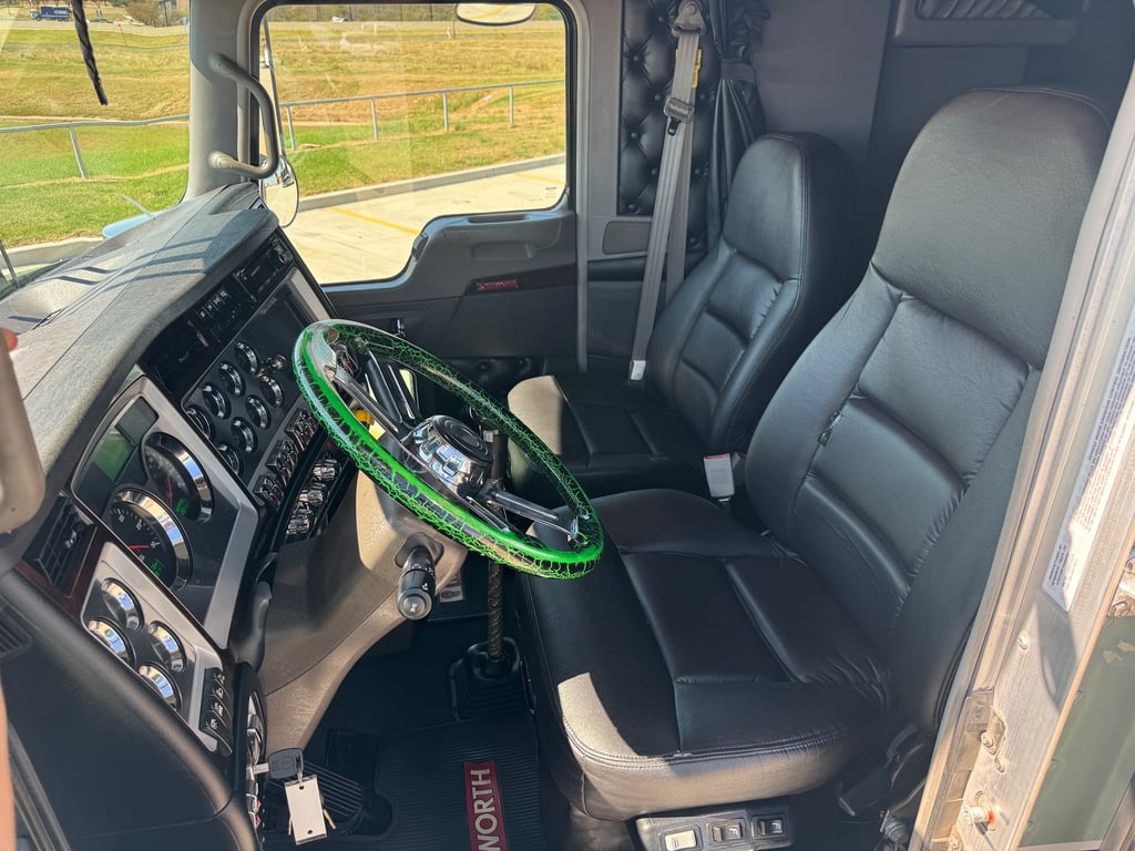 2025 Kenworth W900 in Denton — photo 3